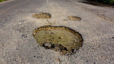 Το Δικαστήριο δικαίωσε πολίτη για τροχαίο από λακκούβα