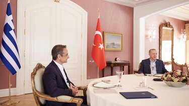 Ο Μητσοτάκης θα ενημερώσει τους πολιτικούς αρχηγούς για τη συνάντηση με τον Ερντογάν