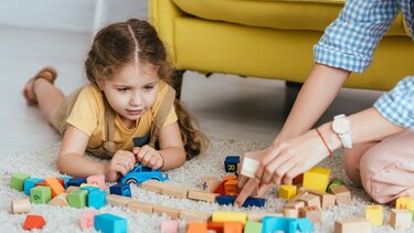 «Νταντάδες της γειτονιάς»: Στα 500 ευρώ αυξάνεται το μηνιαίο voucher Νταντά