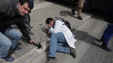 Ένταση και χημικά έξω από τη Βουλή στη συγκέντρωση της ΠΟΕΔΗΝ