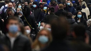 Ο ΠΟΥ επικρίνει την «απότομη» άρση των περιοριστικών μέτρων στην Ευρώπη