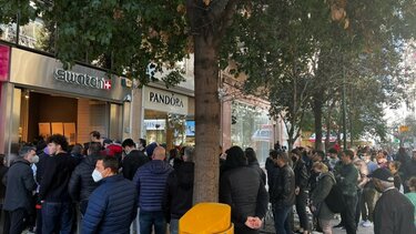 Φρενίτιδα για ένα ρολόι Swatch σε πολλές πόλεις του κόσμου