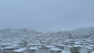 Εντυπωσιακές εικόνες από τη Σκιάθο - «Ντύθηκε» στα λευκά λόγω «Φιλίππου»