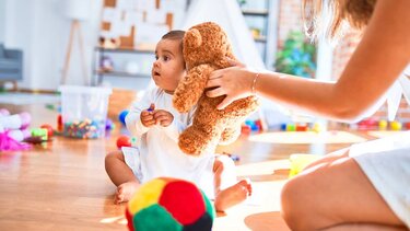 Νταντάδες της Γειτονιάς: Ξεκίνησε η δημιουργία του μητρώου επιμελητών για 33 δήμους