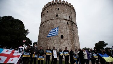 Κύκλωσαν τον Λευκό Πύργο για την ειρήνη