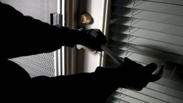 Πεντακοσάρικα, λίρες, διαμάντι και πανάκριβο ρολόι άρπαξε ο 21χρονος από το σπίτι του πατέρα του