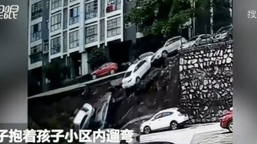 Μητέρα με το παιδί της γλιτώνουν την τελευταία στιγμή από μεγάλη καθίζηση εδάφους