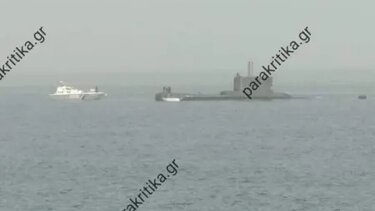 Υποβρύχιο αναδύθηκε στο λιμάνι της Παλαιόχωρας!