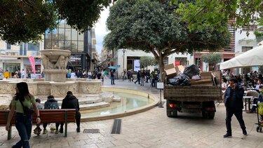 Τα σκουπίδια στα Λιοντάρια στο peak της κίνησης