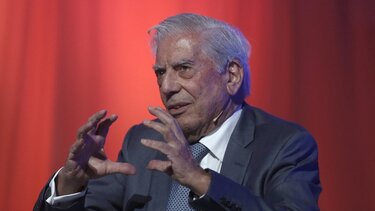 Στο νοσοκομείο, με κορωνοϊό, ο νομπελίστας Μάριο Βάργκας Λιόσα 