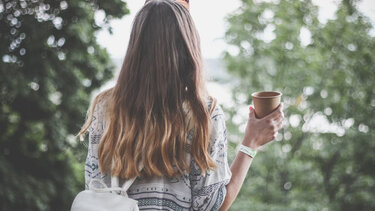 Μαλλιά: Το μεγάλο λάθος που κάνετε και προκαλείτε ψαλίδα