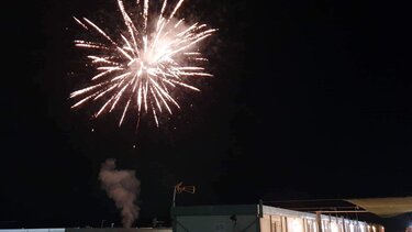 Ανάσταση στους οικίσκους με ευχές και πυροτεχνήματα 