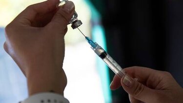 Τη Δευτέρα οι πρώτοι εμβολιασμοί με τα επικαιροποιημένα εμβόλια ΒΑ.4, ΒΑ.5