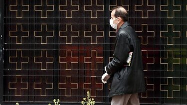 Τα μέτρα που θα ισχύσουν το Πάσχα - Πού θα φοράμε μάσκα, πότε θα κάνουμε self test