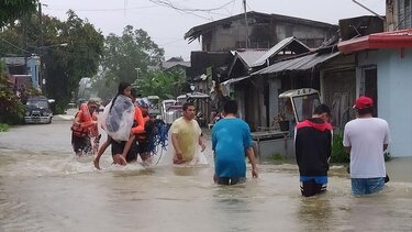 «Σαρώνει» τις Φιλιππίνες η τροπική καταιγίδα «Μέγκι»