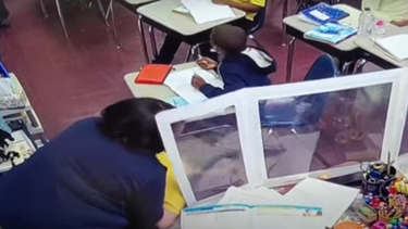 Ηρωίδα δασκάλα σώζει έναν μαθητή της από πνιγμό!