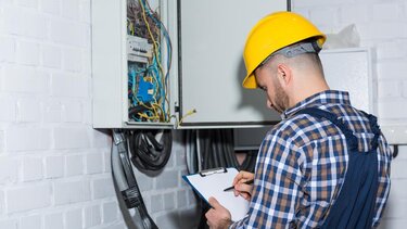 Η επόμενη γενιά εκατομμυριούχων θα είναι ηλεκτρολόγοι και υδραυλικοί