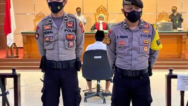 Δάσκαλος καταδικάστηκε σε θάνατο για τον βιασμό 13 μαθητριών