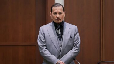 Τζόνι Ντεπ για Άμπερ Χερντ: «Με χτυπούσε, μου πετούσε το τηλεκοντρόλ στο κεφάλι, κλειδωνόμουν στο μπάνιο»