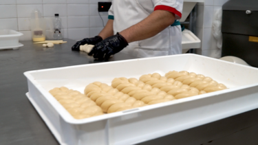 Ο Κρητικός Φούρνος Daily μας ανοίγει τα εργαστήριά του: Δείτε το βίντεο!