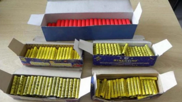 Μαζί με τα ρουχα και τα παπούτσια πουλούσε και... βεγγαλικά