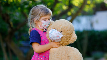 Οι τρεις παράγοντες που «κρατούν» ψηλά τα κρούσματα - Τα οφέλη της 4ης δόσης