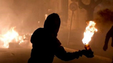 Επίθεση με μολότοφ σε αστυνομικές δυνάμεις στα Εξάρχεια