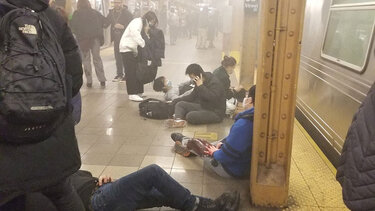 ΗΠΑ: Έναν 62χρονο αναζητούν οι Αρχές για τους πυροβολισμούς στο μετρό του Μπρούκλιν