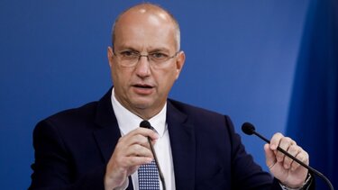 Οικονόμου: Είμαστε πολύ κοντά στις ανακοινώσεις σε ότι αφορά τον κατώτατο μισθό