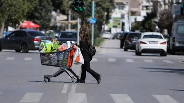 Μελετάται η μείωση ΦΠΑ στο 6%, σε βασικά είδη διατροφής