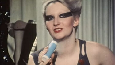 Πέθανε σε ηλικία 66 ετών η «βασίλισσα της Πανκ» Τζόρνταν Μούνεϊ 