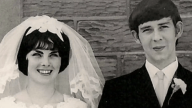 Βρετανός που έβαλε τέλος στη ζωή της καρκινοπαθούς συζύγου του, τελικού σταδίου, δικάζεται για φόνο