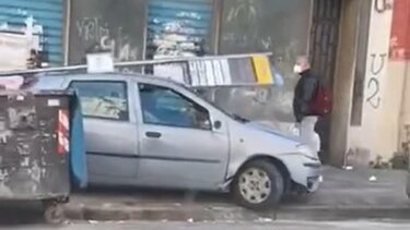 Άνδρας έκλεψε... στάση λεωφορείου!