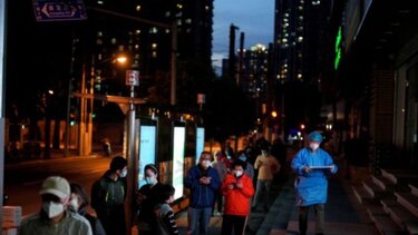 Οργή στην Σανγκάη για το σκληρό lockdown – Ξεμένουν από τρόφιμα και φάρμακα