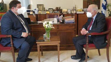 Συνάντηση του Δημάρχου Ηρακλείου με τον Επίτιμο Αρχηγό της ΕΛ.ΑΣ Μ. Καραμαλάκη