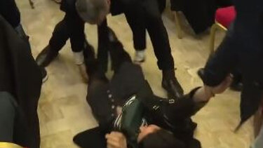 Ομιλία Λεπέν: Γυναίκα σήκωσε φωτογραφία της με τον Πούτιν, μέσα σε καρδιά