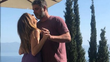 Δέσποινα Βανδή – Βασίλης Μπισμπίκης: Ρομαντική έξοδος με… φεγγαράδα και θέα την Ακρόπολη