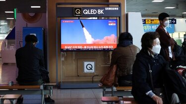 Δοκιμή νέου οπλικού συστήματος παρακολούθησε ο Κιμ Γιονγκ Ουν