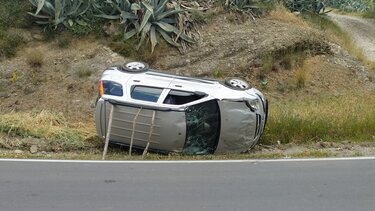 Όχημα τούμπαρε στο χωριό! Στο "πόδι" οι κάτοικοι!