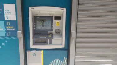 Έβαψαν και έσπασαν δύο ΑΤΜ