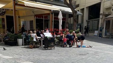 Πιτσιρικάς τουρίστας... κοιμάται στο πλακόστρωτο έξω από τη Λότζια