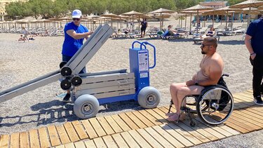 Μπάνιο στα Μάταλα και για ΑμεΑ