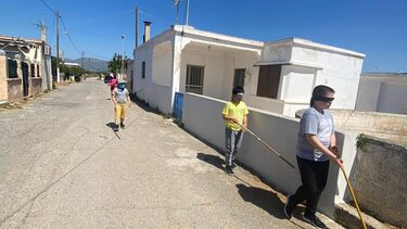 Πήραν μπαστούνια, σκέπασαν τα μάτια τους και… είδαν το χωριό τους αλλιώς!