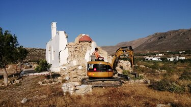 Έγινε η αρχή για το λαβωμένο από το σεισμό ξωκκλήσι