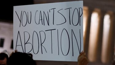 Με διώξεις απειλείται η γυναικολόγος που βοήθησε μια 10χρονη να κάνει άμβλωση στην Ιντιάνα