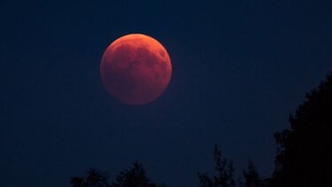 Πανσέληνος Μαΐου με έκλειψη Σελήνης: Πότε θα δούμε το "Ματωμένο Φεγγάρι"