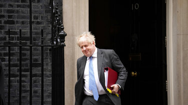 Ο Μπ. Τζόνσον δεν παραιτείται αλλά «αναλαμβάνει ακέραια την ευθύνη»