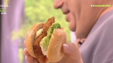 O Χριστόφορος Πέσκιας μάς ετοιμάζει «burger» με κοτόπουλο & σως μαγιονέζα – κάρυ!