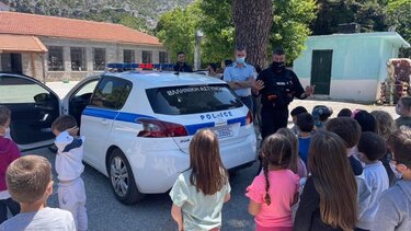 Τροχαία Αγίου Νικολάου: Διδάσκει κυκλοφοριακή αγωγή στους μαθητές του Οροπεδίου Λασιθίου