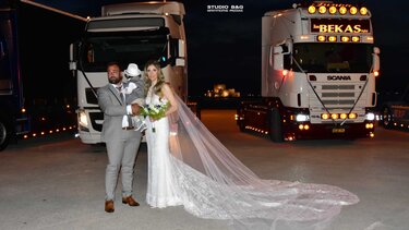 Γάμος με... φορτηγά στην εκκλησία! 